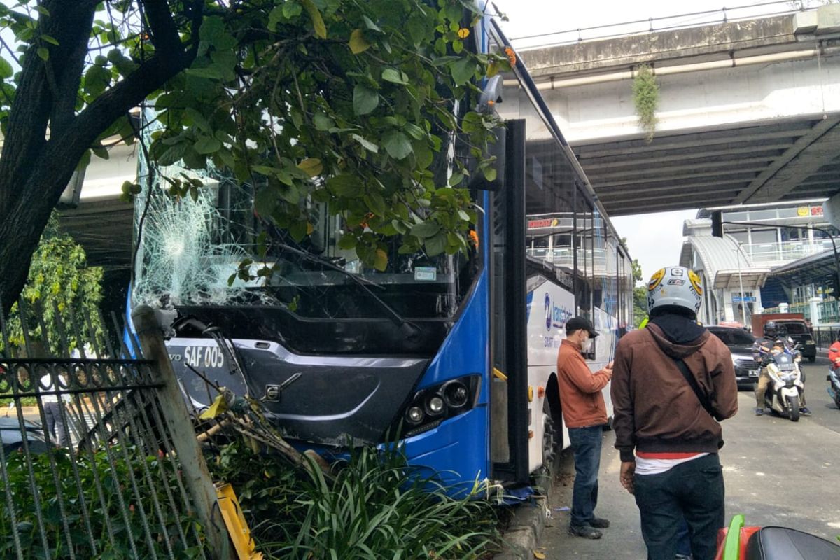 Bus TransJakarta tabrak trotoar di Klender