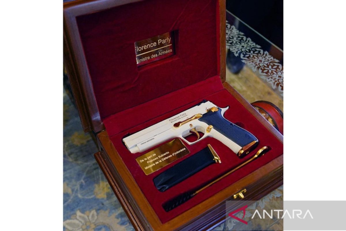 Menteri Pertahanan Prabowo berikan pistol buatan Pindad kepada Florence Parly