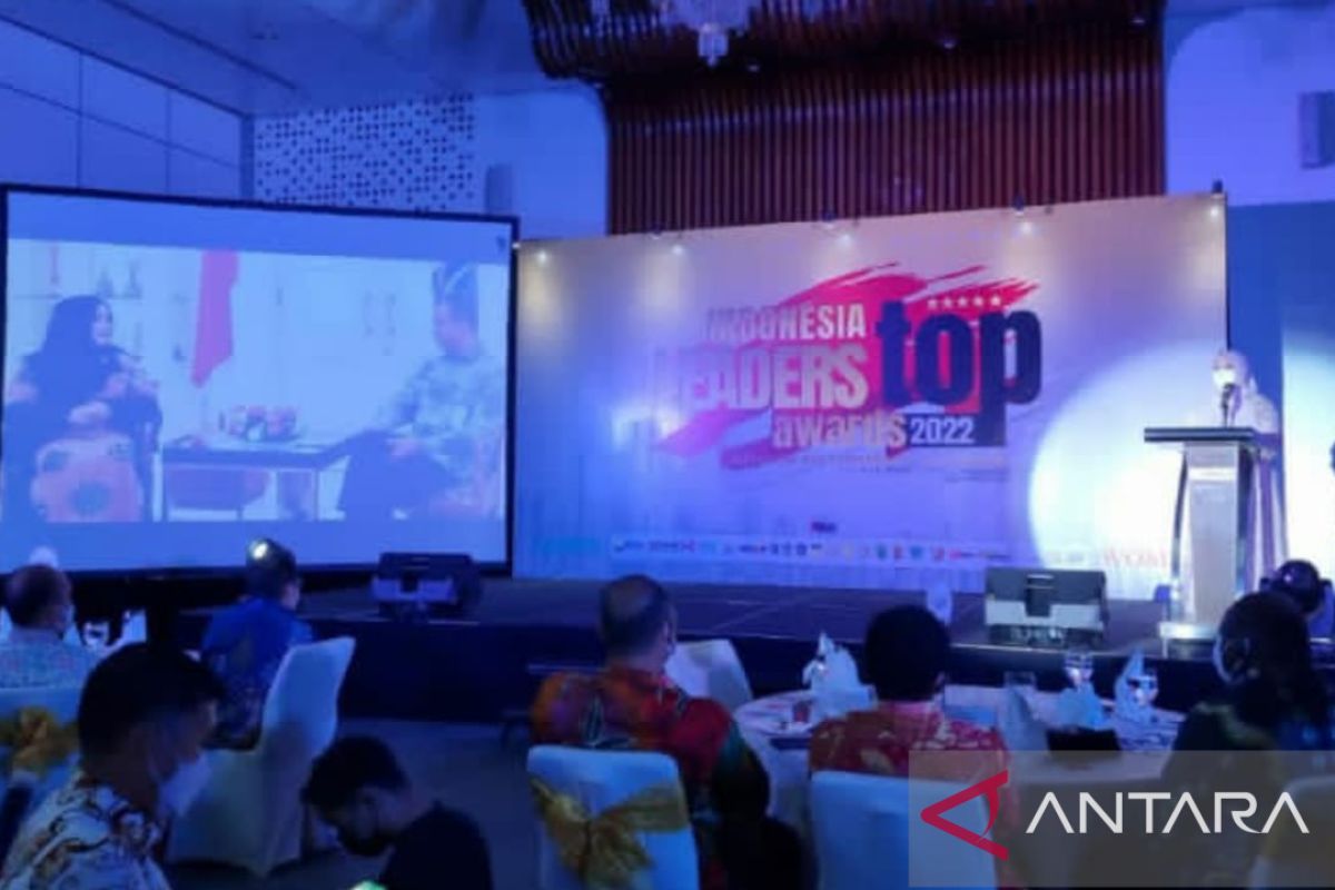 Anggota DPD Fahira Idris terima "TOP Leaders Legislator Innovation & Performance"