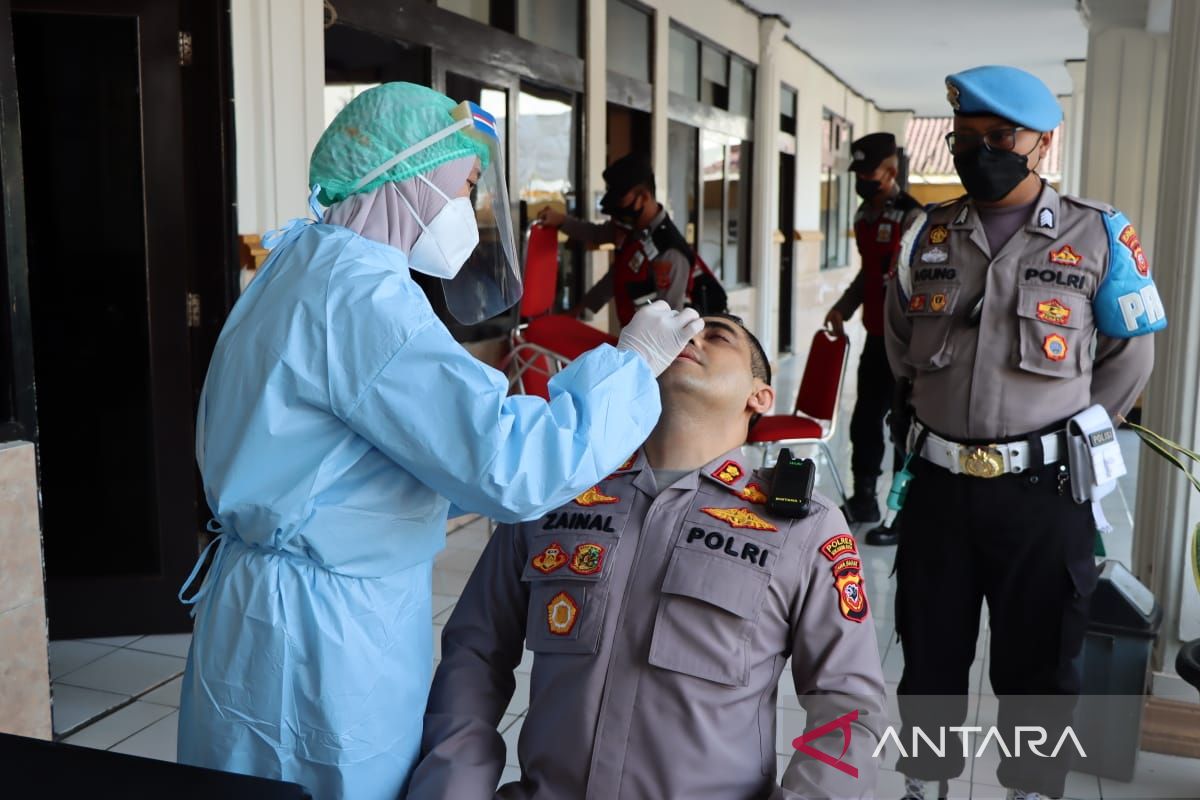 Cegah COVID-19, puluhan personel Polres Sukabumi Kota tes antigen