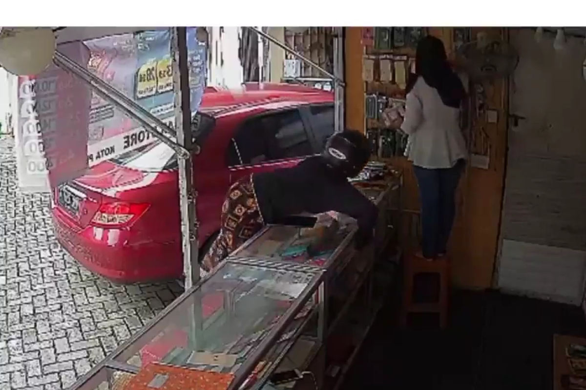 Terekam CCTV, seorang ibu gasak HP di Jalan Delima Pekanbaru