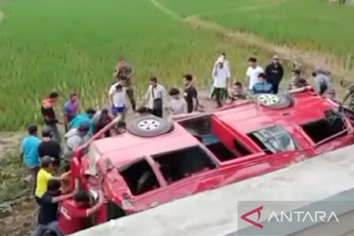 Mobil rombongan pelajar kecelakaan terperosok ke sawah