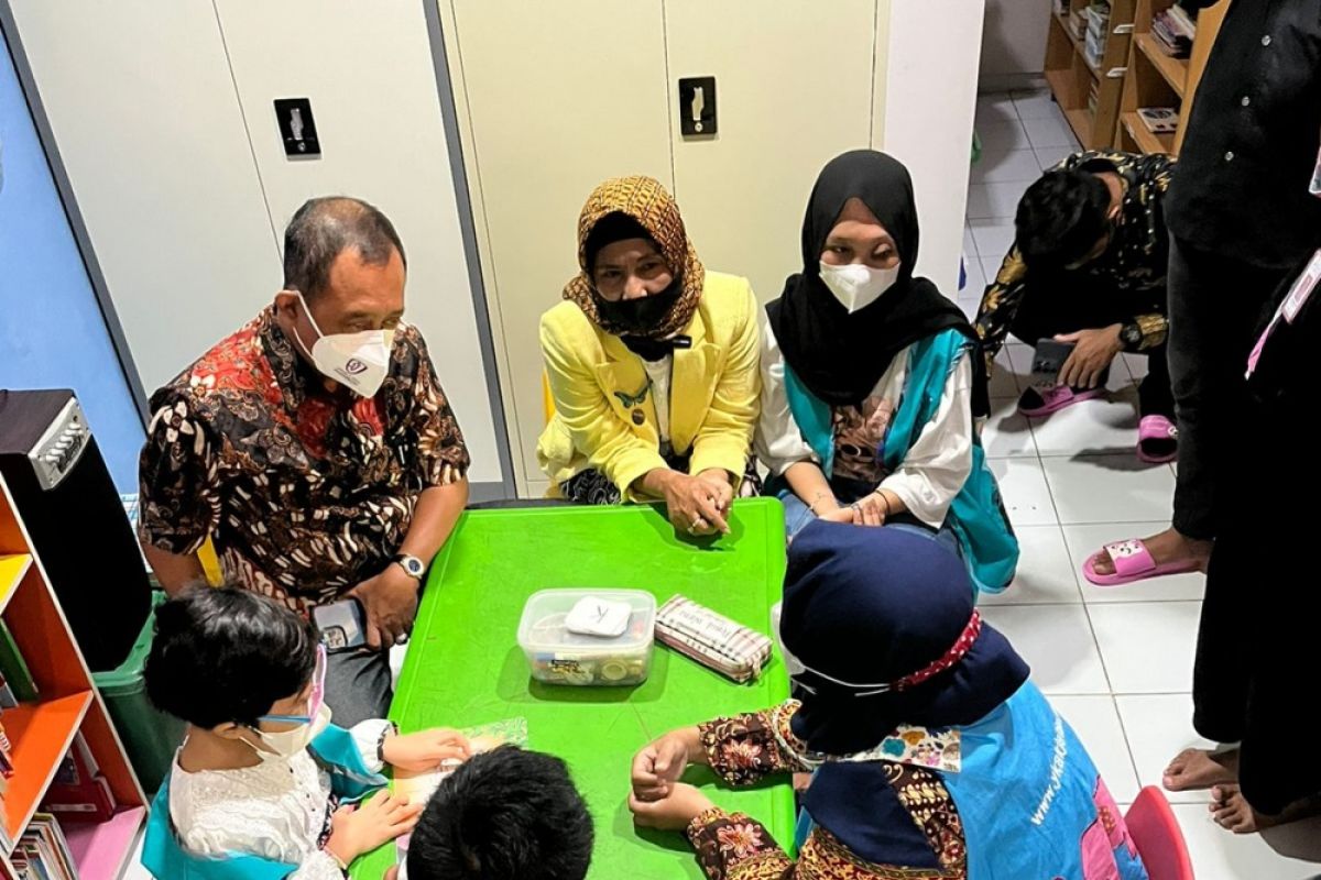 Wawali semangati anak-anak penderita kanker di YKAKI Surabaya