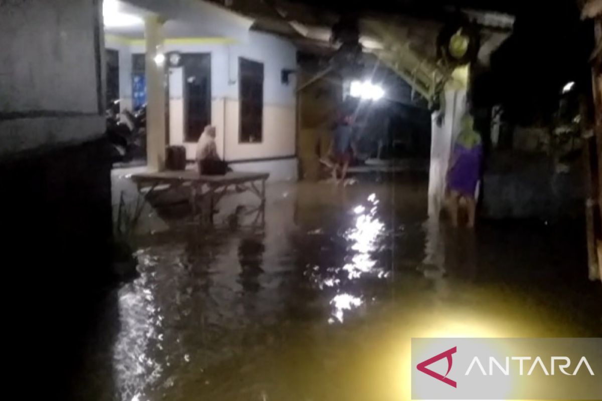 Permukiman warga Kelurahan Gladak Anyar Pamekasan dilanda banjir
