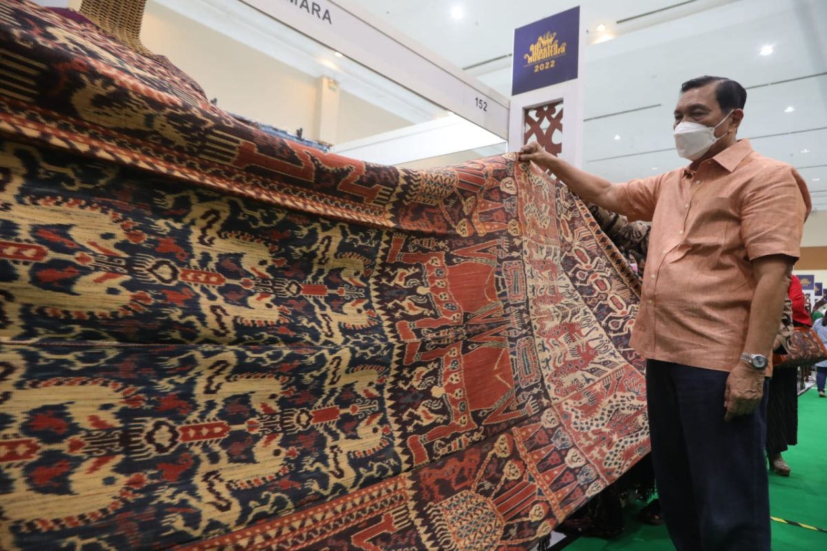 Luhut dukung UMKM dalam  Pameran Adi Wastra Nusantara