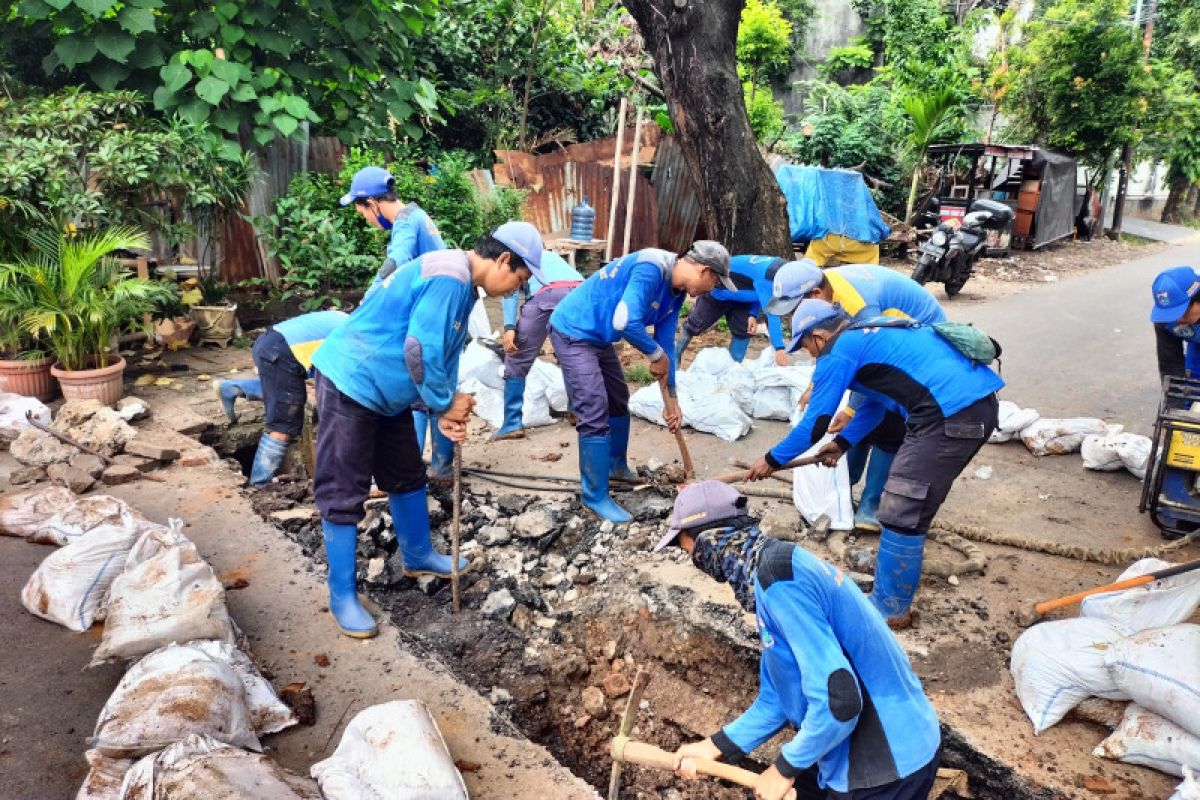 Pemkot Jakbar perbaiki saluran air yang ambruk dan tersumbat di Meruya