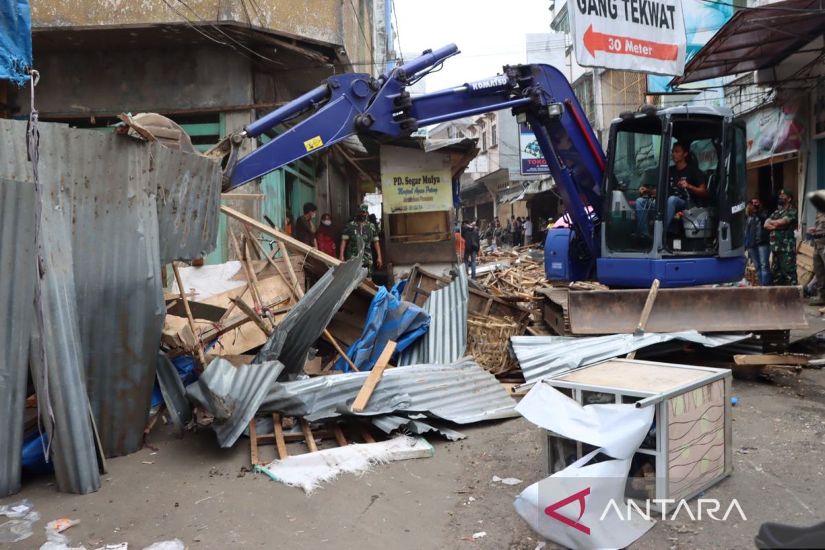 Ratusan lapak PKL di Sukabumi dibongkar agar hilangkan kesan kumuh