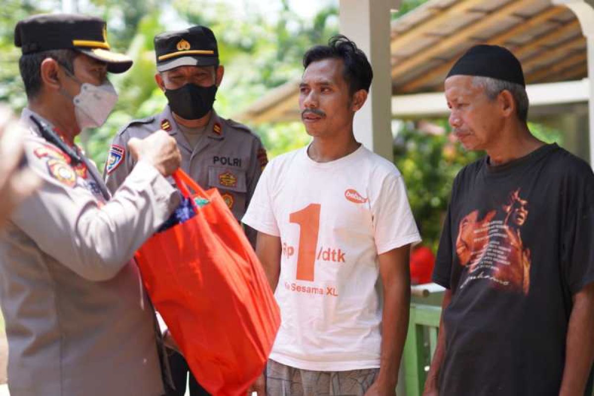 TNI-Polri bakti sosial dan kerja bakti di Desa Wadas Purworejo