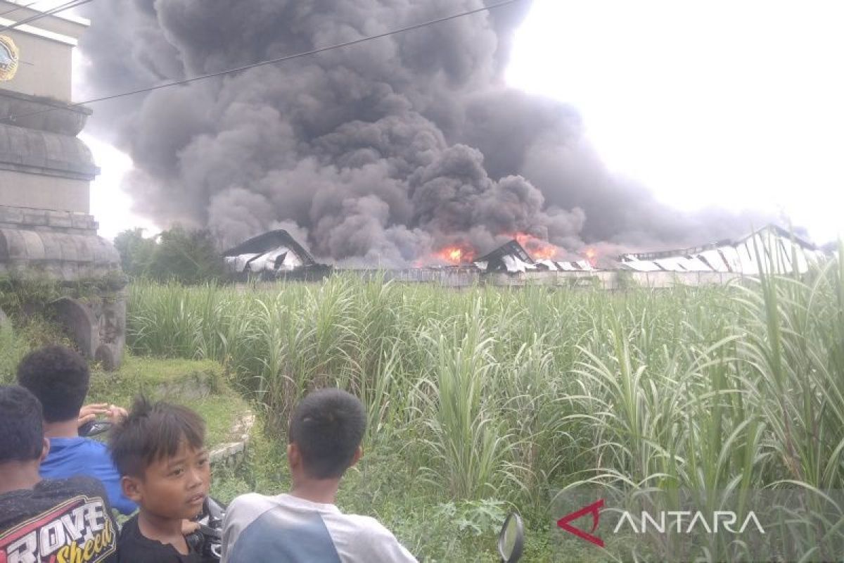 Sebuah pabrik plastik di Pati terbakar