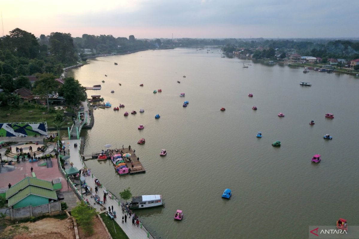 Lomba pacu perahu jadi hiburan warga Jambi akhir pekan ini