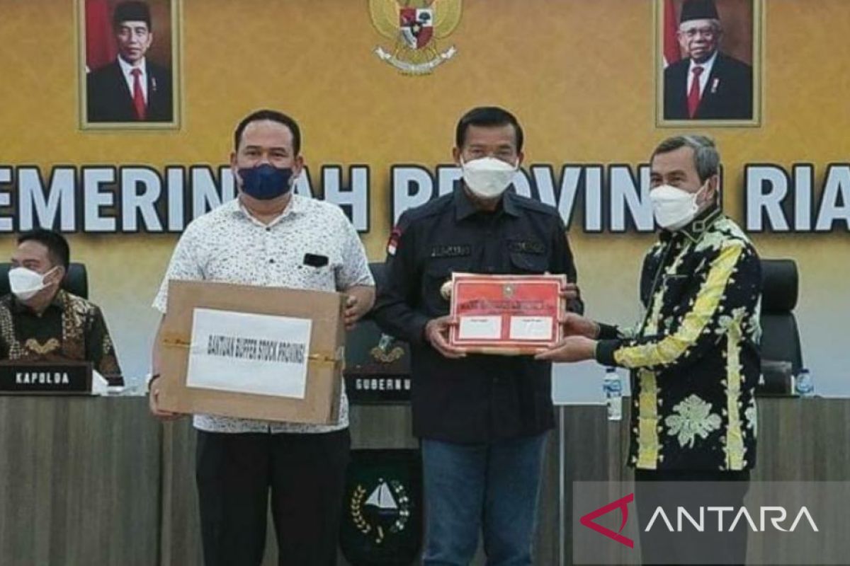 Gubernur serahkan obat-obatan kepada Wali Kota Pekanbaru, tangani pasien COVDI-19