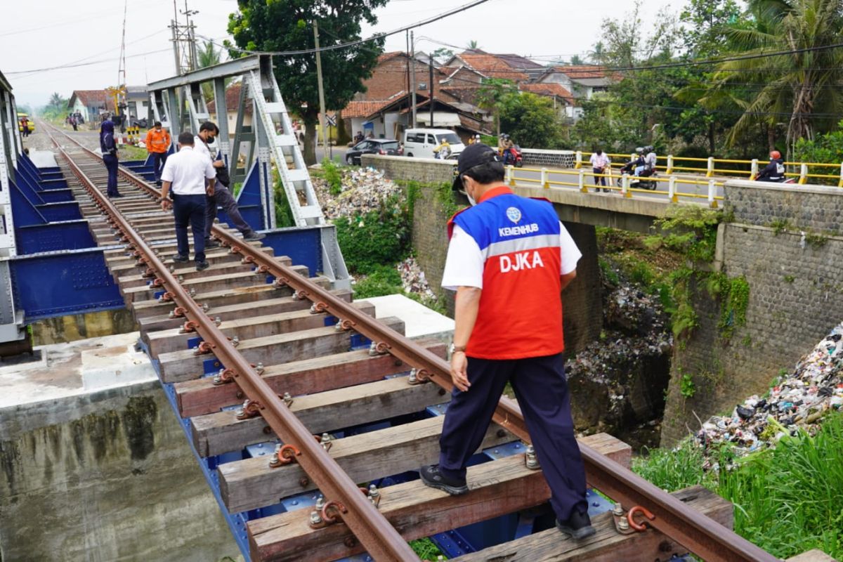 Utamakan keselamatan, Kemenhub tinjau kesiapan jalur KA Cibatu-Garut