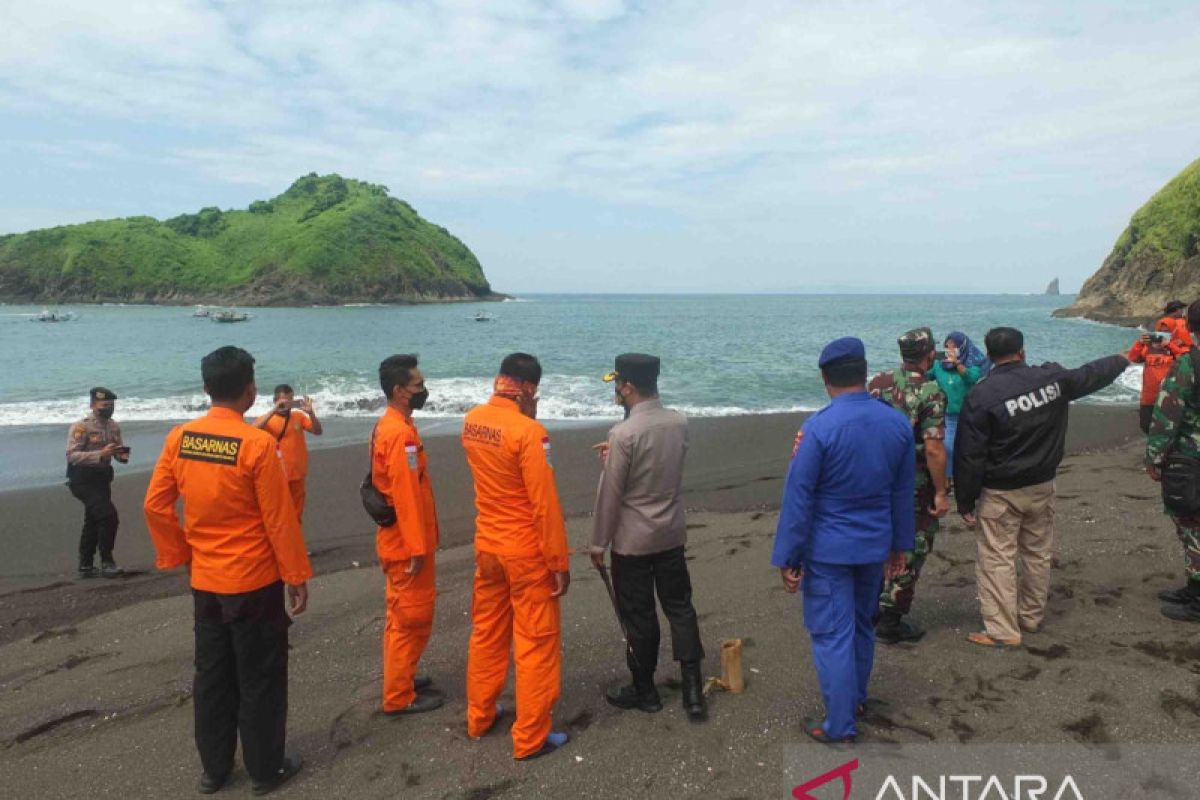 20 orang terseret arus Pantai Payangan Jember saat kegiatan ritual