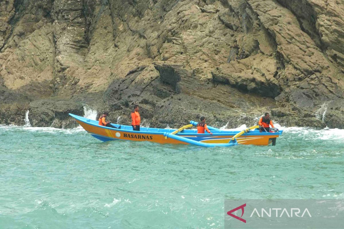 Tinggi gelombang 2,5 meter dan angin 27 km per jam saat ritual maut