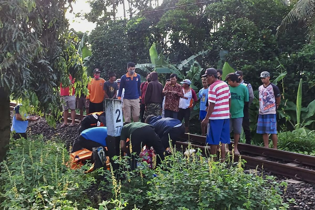 Ibu dan balitanya tewas tertabrak kereta api di Malang