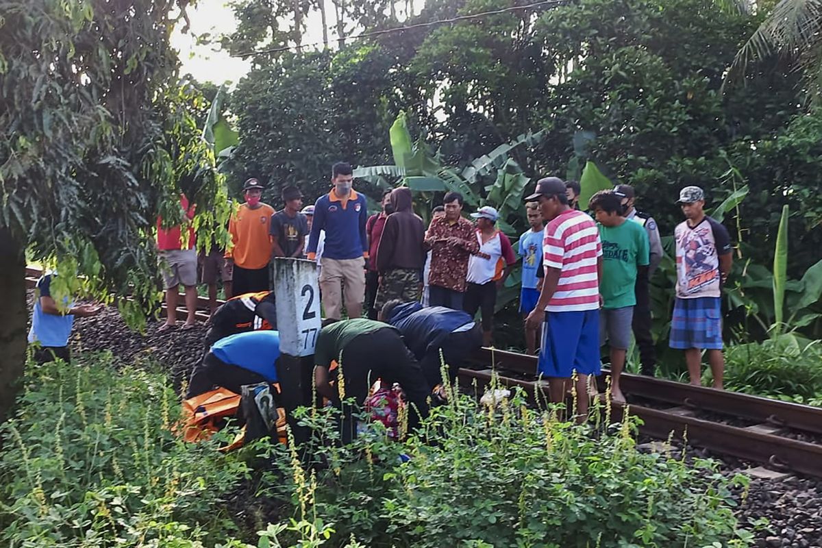 Seorang ibu dan bayinya tewas tersambar KA