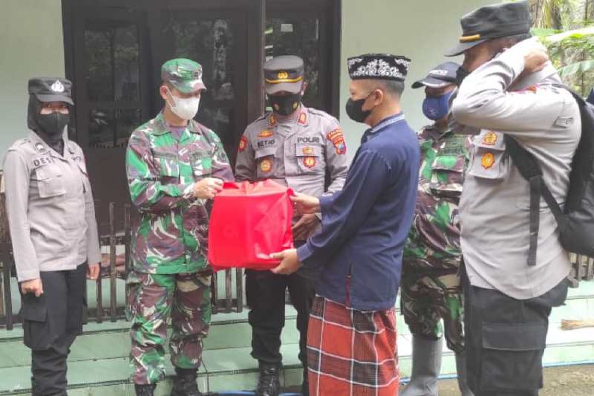 Aparat TNI-Polri berupaya sambungkan komunikasi antarwarga Desa Wadas