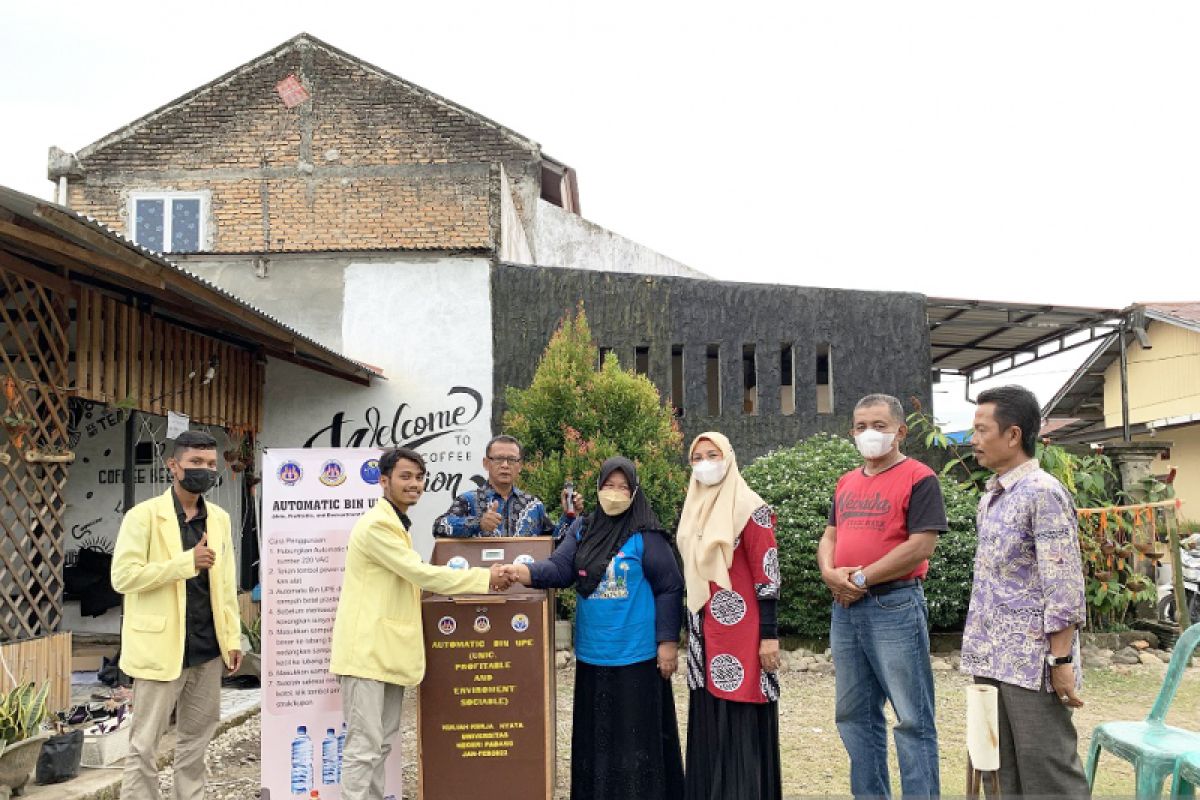 Mahasiswa KKN UNP ciptakan alat tempat sampah otomatis Automatic Bin Upe