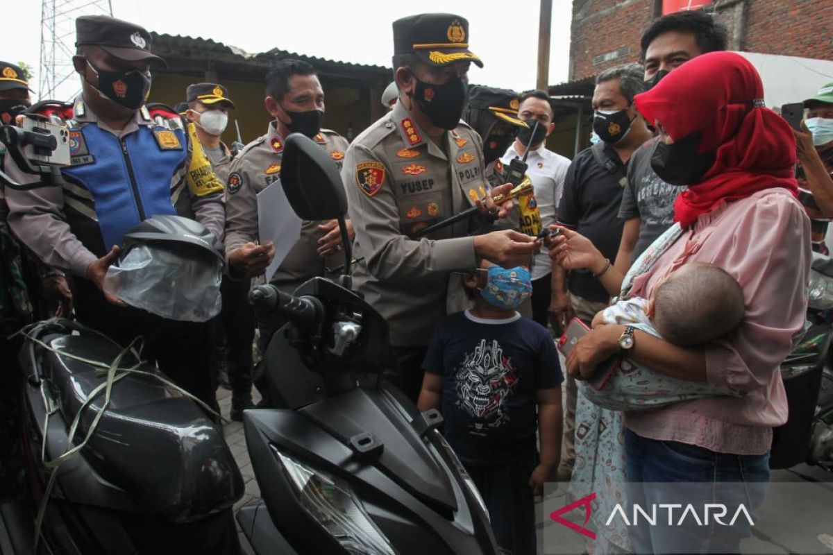 Jokowi mengganti motor pengojek daring asal Surabaya hilang dicuri