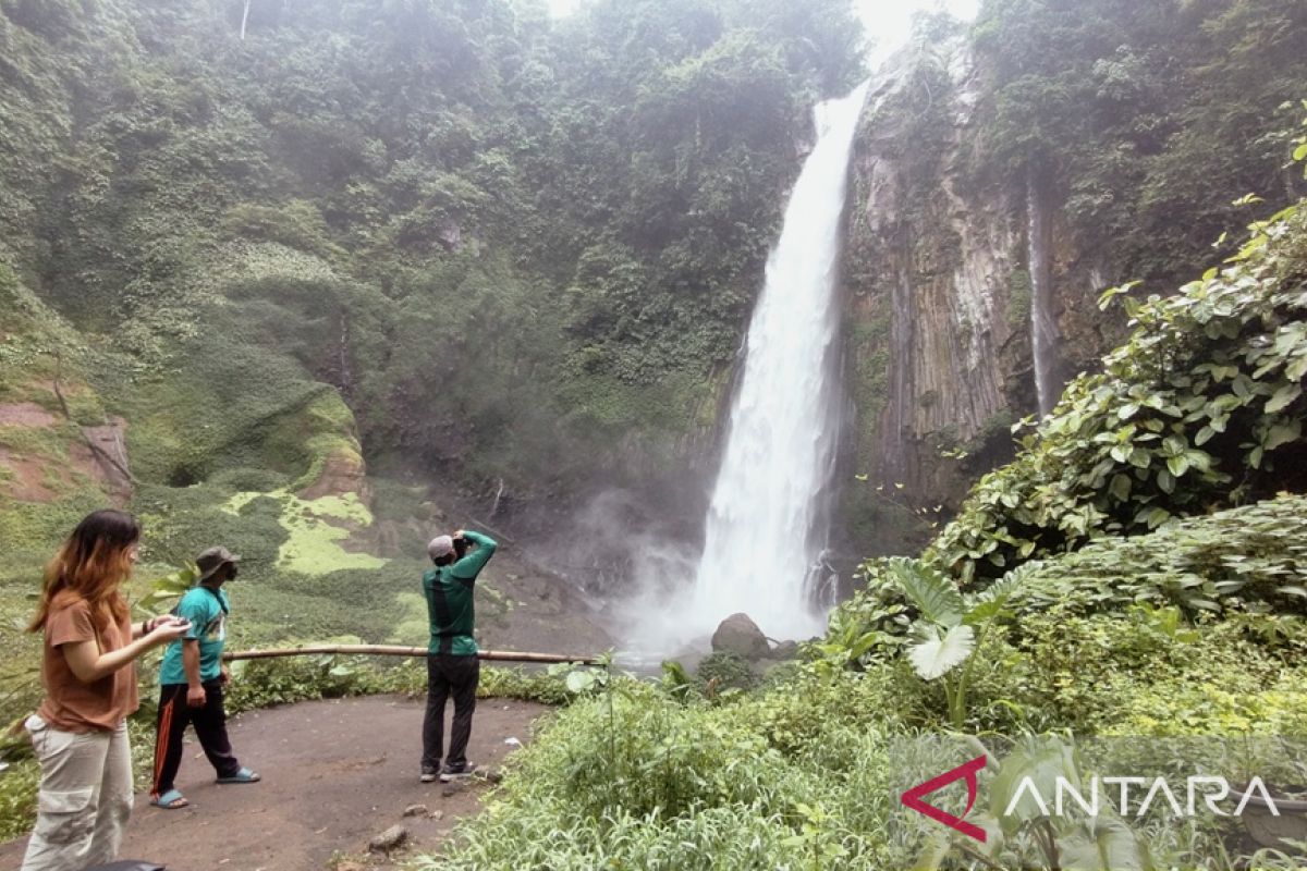 Ribuan wisatawan kunjungi  Air Terjun Tri Sakti Bengkulu