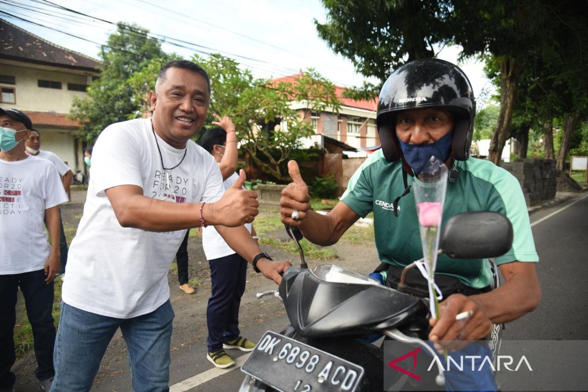 KPU Bali bagikan bunga tandai peluncuran Hari Pemilu 2024