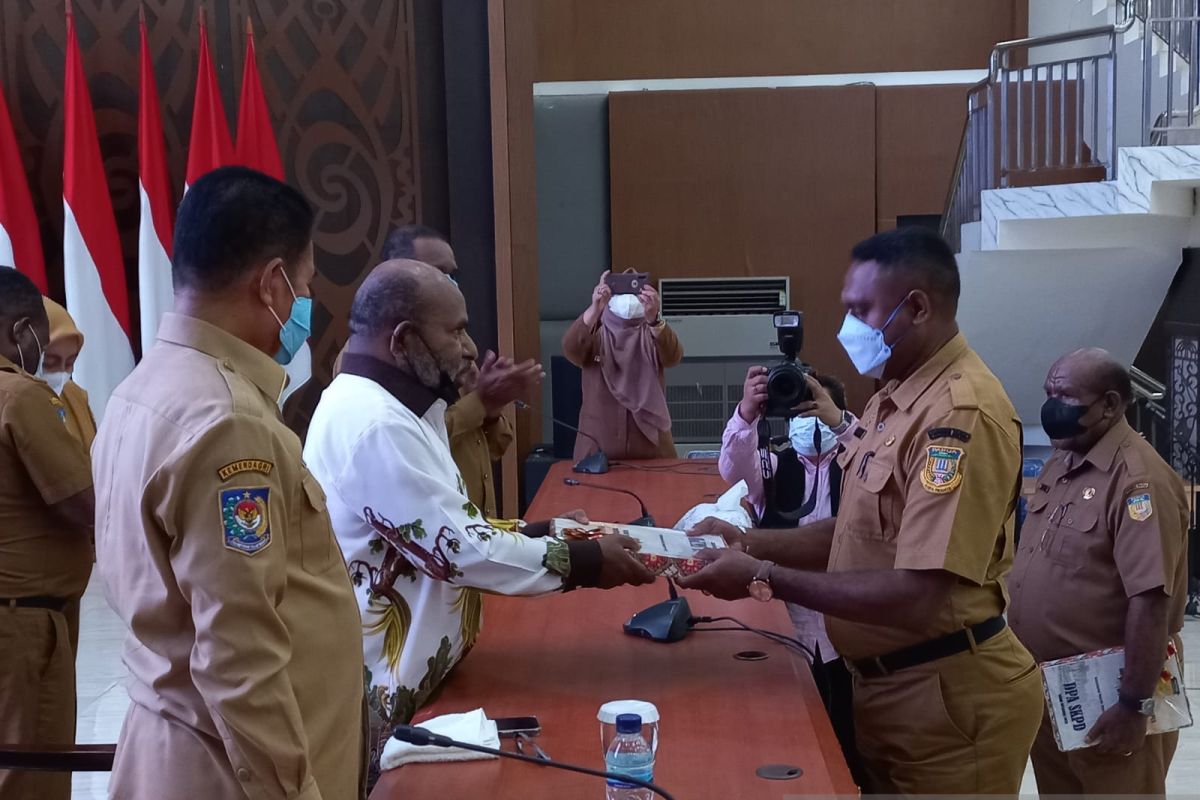 Gubernur Papua ingatkan biro pelelangan tertib administrasi