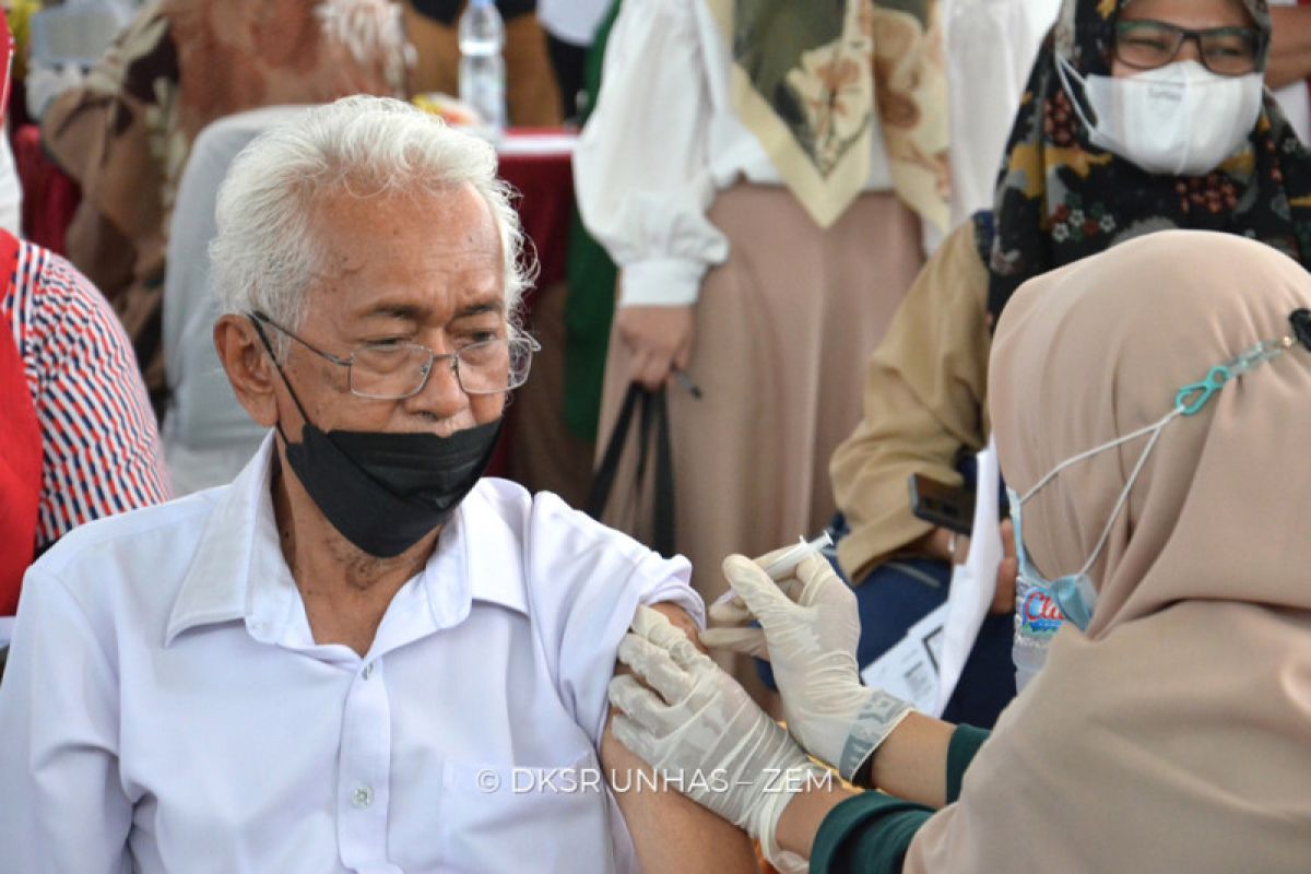 Dosen dan tenaga kependidikan Unhas terima suntikan vaksin penguat