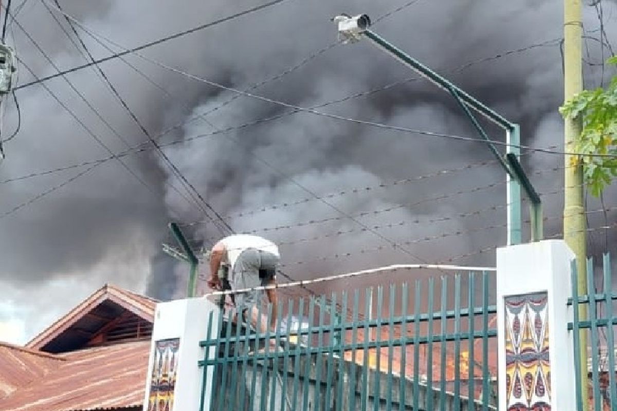 Polisi menduga kebakaran di Abepura akibat arus pendek