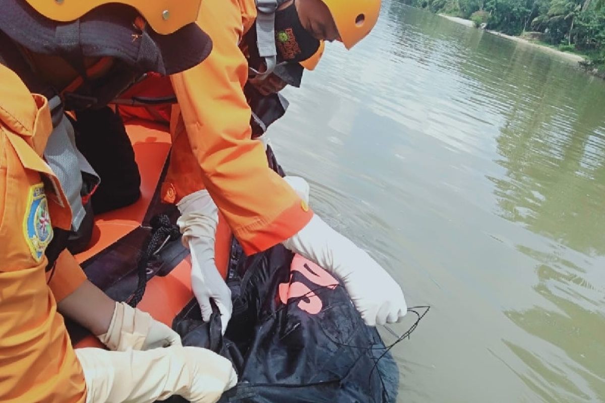 Penambang pasir tenggelam di Sungai Kampar ditemukan tewas mengapung
