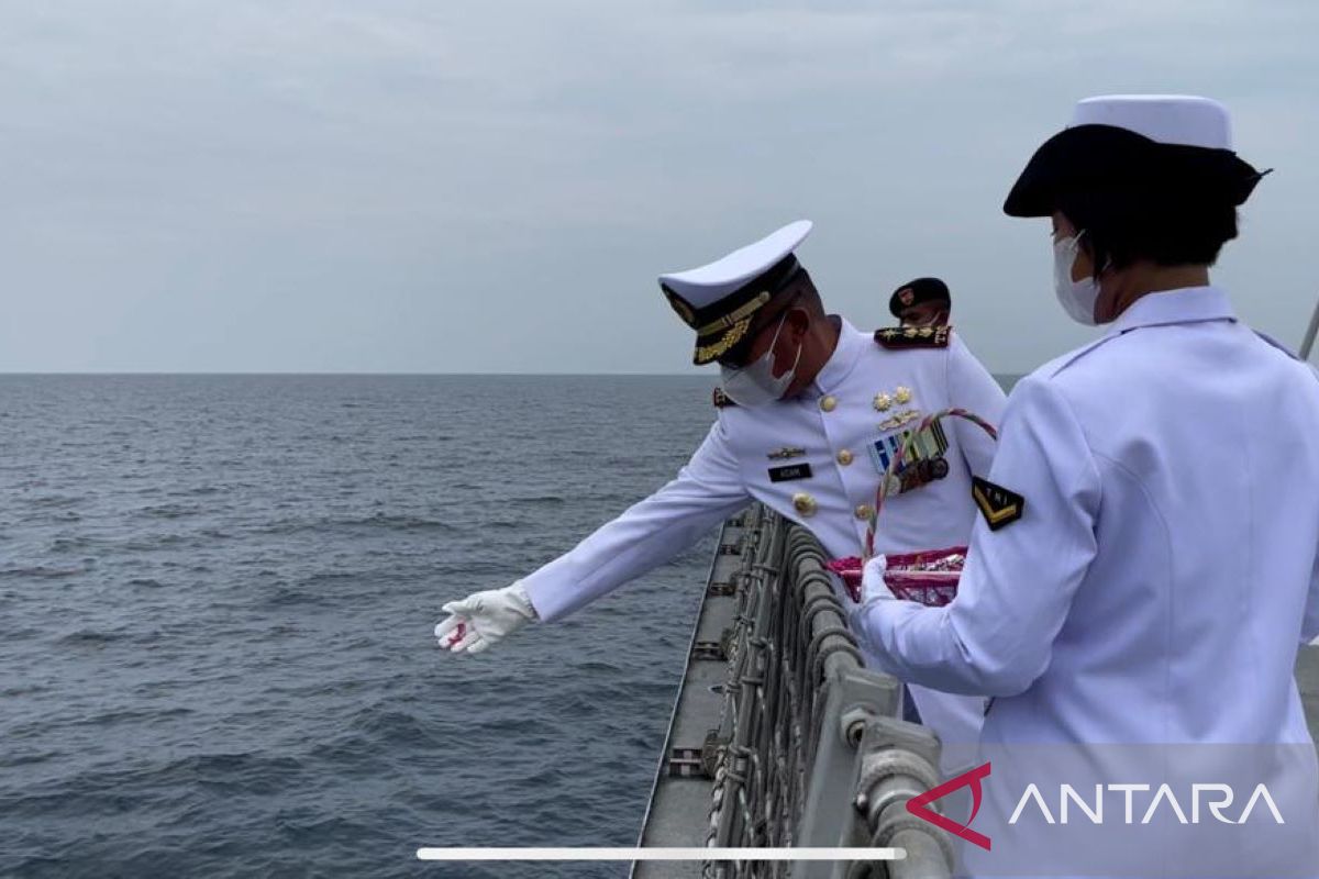 Prajurit KRI Diponegoro-365 tabur bunga di Bali kenang KRI Nanggala