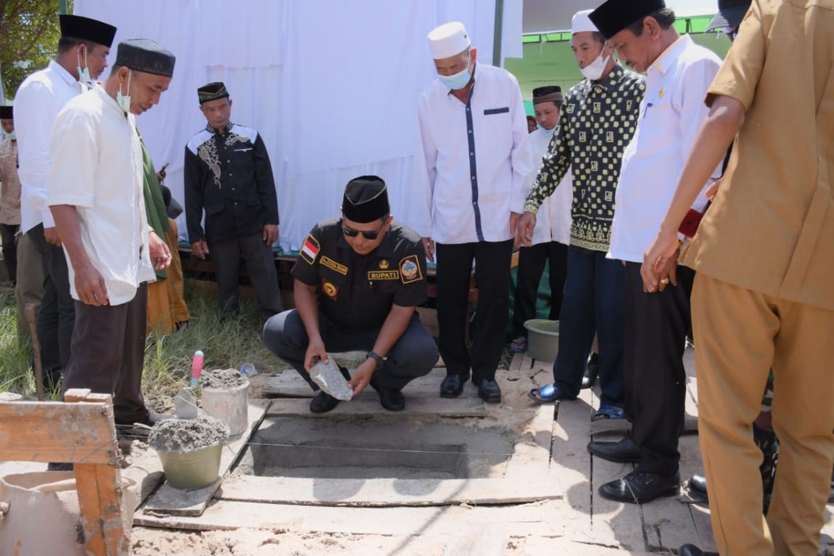 Bupati Citra meletakkan batu pertama pembangunan Masjid Babul Khair