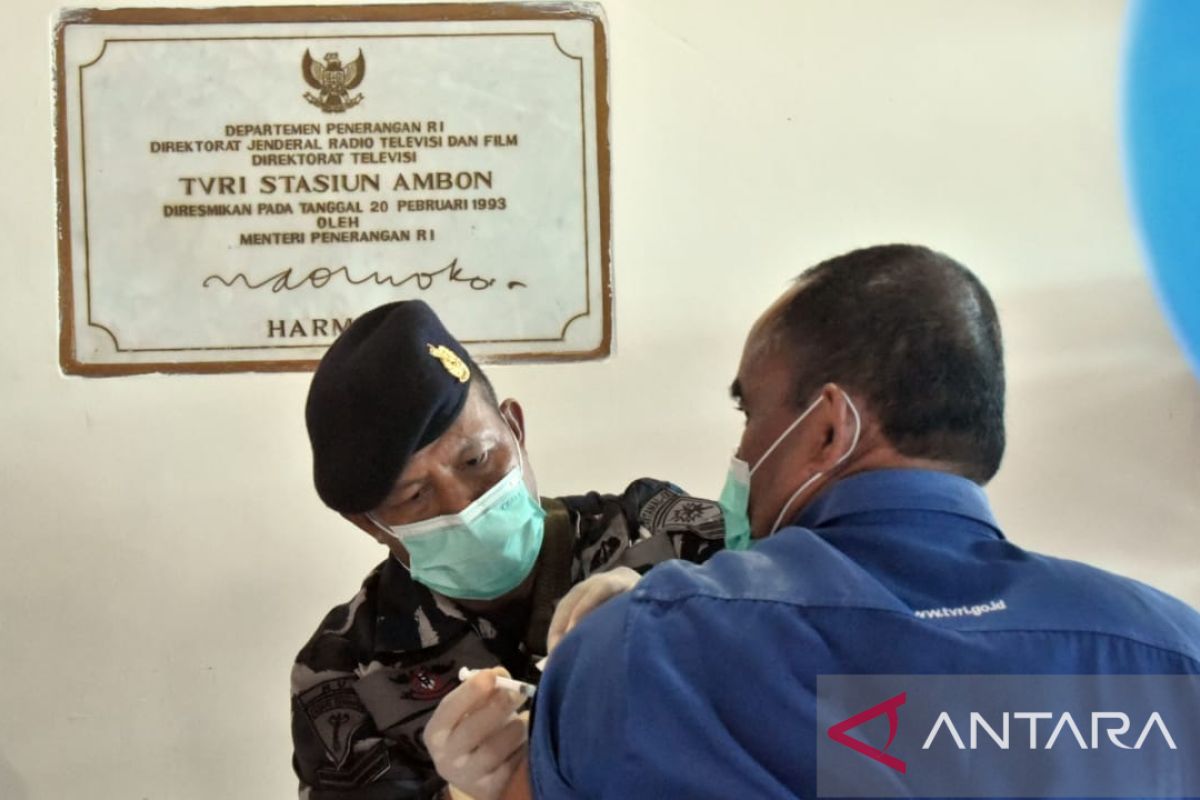 Lantamal IX - TVRI vaksinasi warga Gunung Nona Ambon, perangi COVID -19