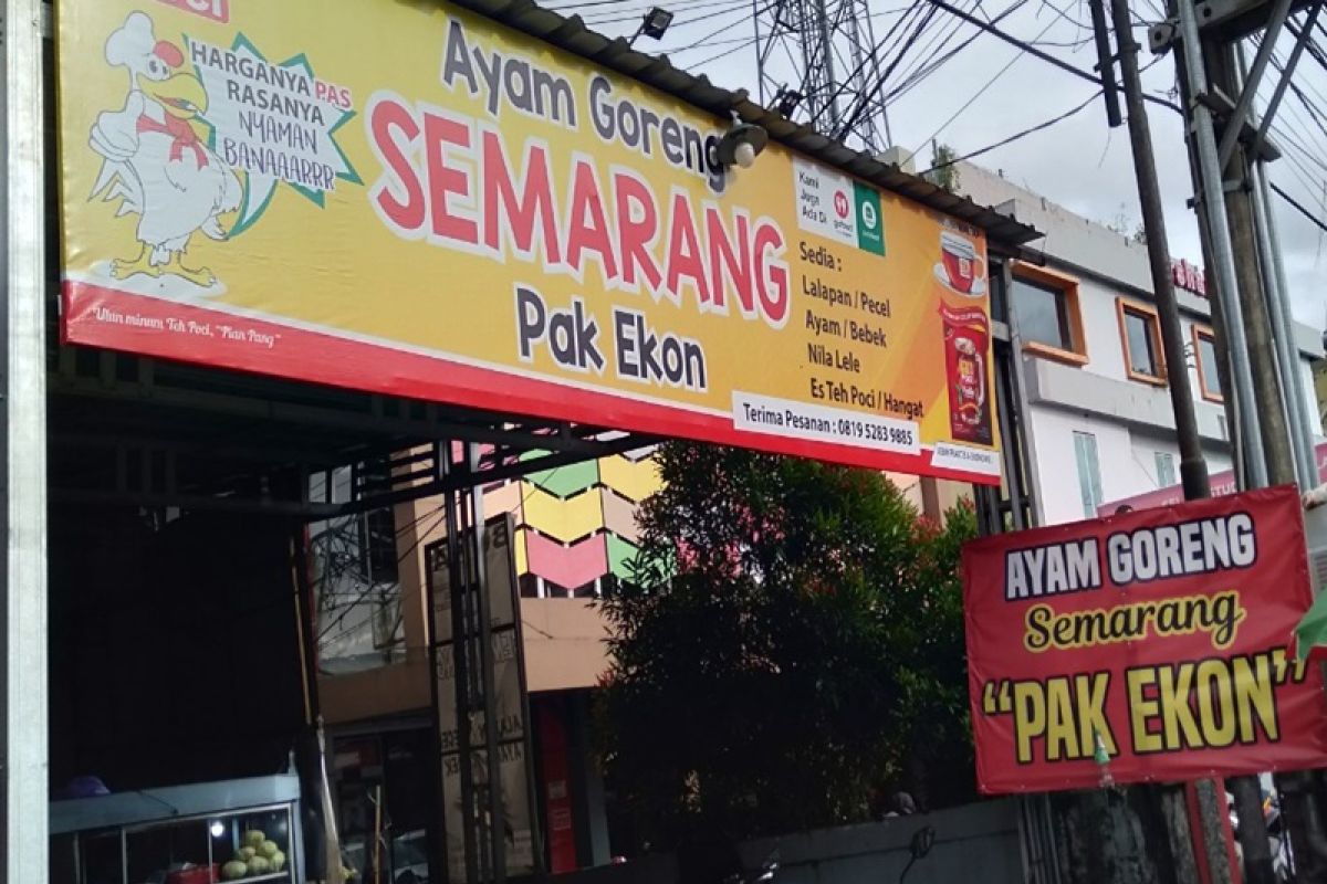 Persahabatan dua pedagang ayam goreng