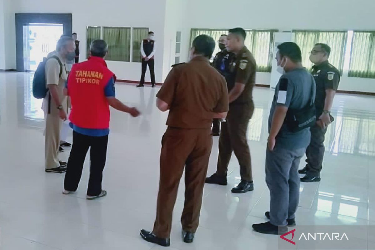 Penyidik kejaksaan bawa tersangka korupsi Asrama Haji Lombok cek fisik