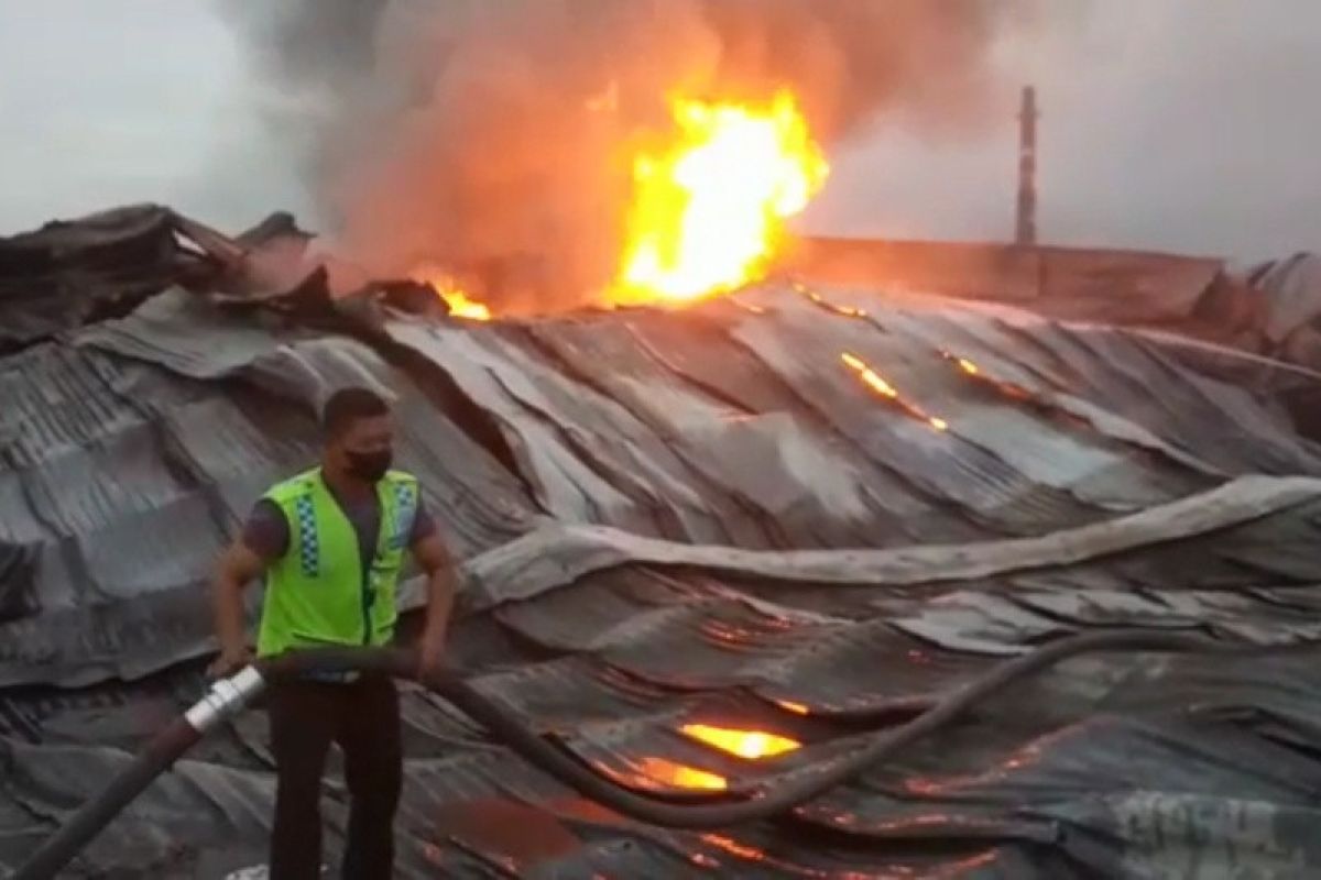 Api kembali muncul di puing bangunan pabrik gelas plastik yang terbakar di Pati