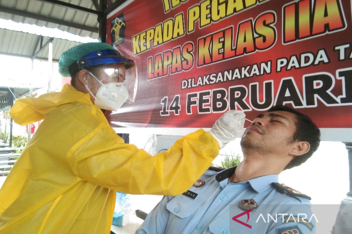 Lapas Kendari lakukan tes usap antigen jajaran karena kasus COVID-19 naik