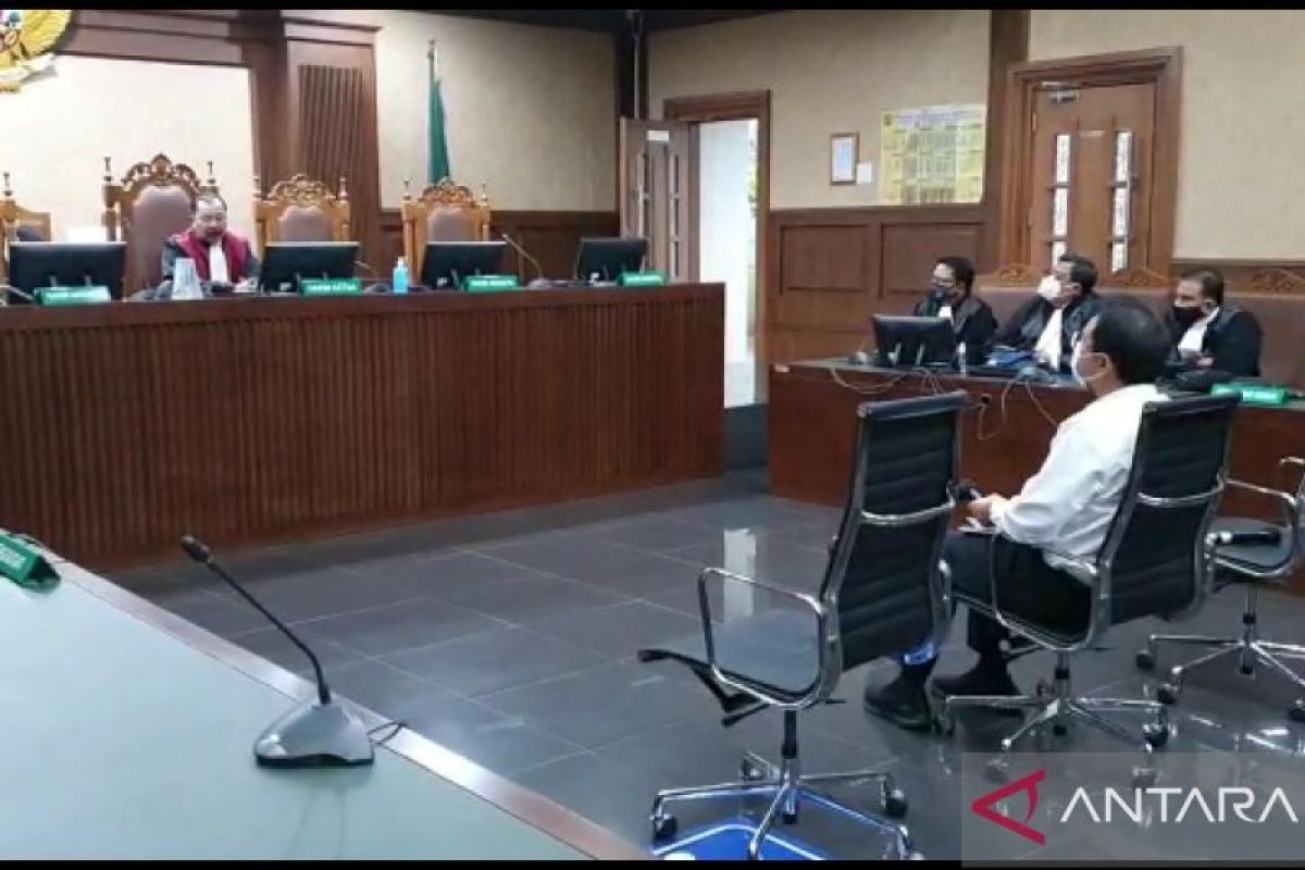 Pembacaan vonis Azis Syamsuddin ditunda karena hakim terpapar COVID-19