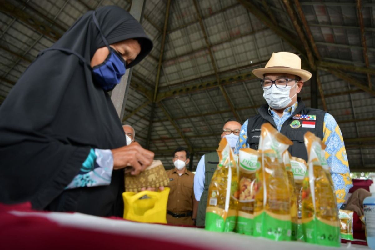 Pemda sediakan 1.500 liter minyak goreng di operasi pasar Karawang