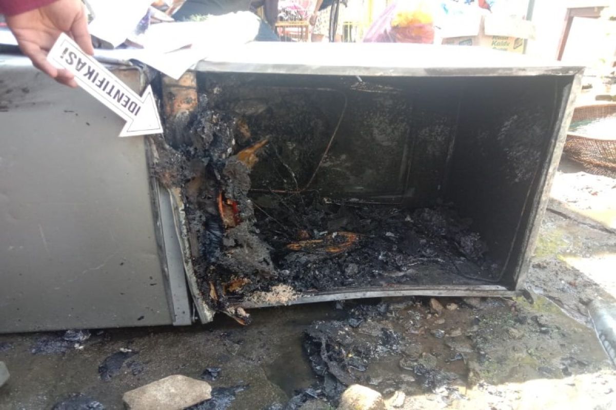 Akibat arus pendek, rumah seorang warga di Tebing Tinggi terbakar