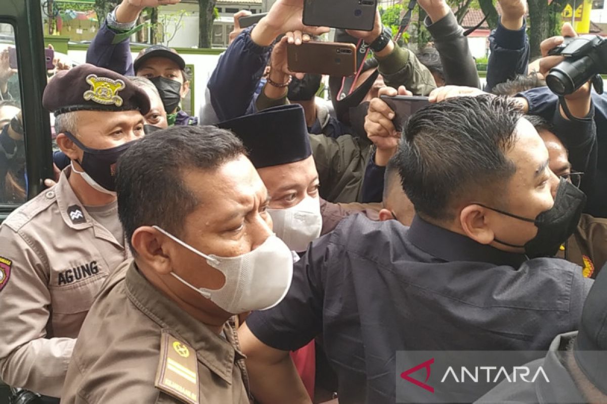 Pemerkosa 13 santriwati yang dituntut hukuman mati dihadirkan dalam sidang putusan di PN Bandung