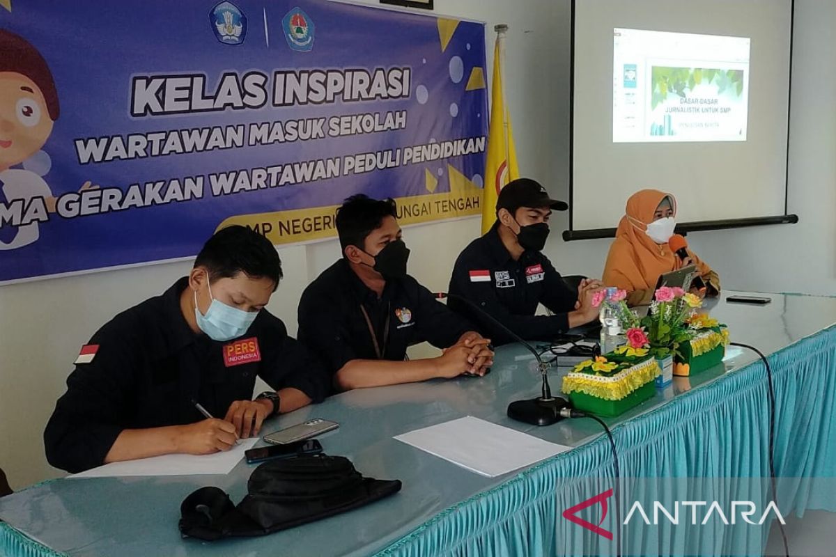 Para siswa SMPN 1 HST dilatih jurnalistik dasar dan literasi digital