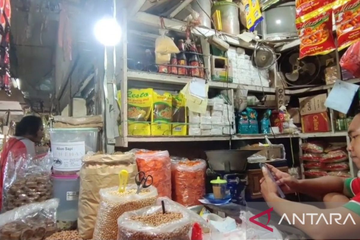 Pedagang di Pasar Klender keluhkan kelangkaan stok minyak goreng