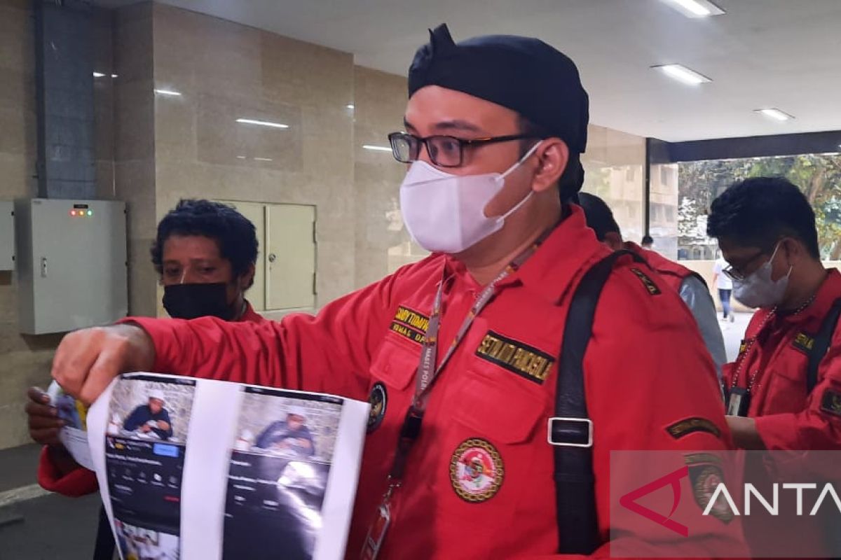 Artis Sandy Tumiwa laporkan Ustaz Khalid Basalamah