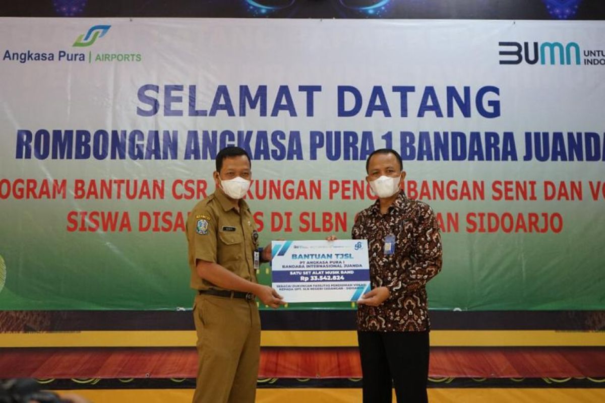 Angkasa Pura I Juanda serahkan bantuan alat musik untuk siswa SLB