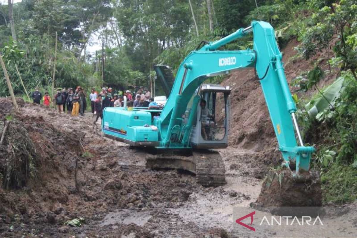 Jalur alternatif Temanggung-Semarang tertutup longsor