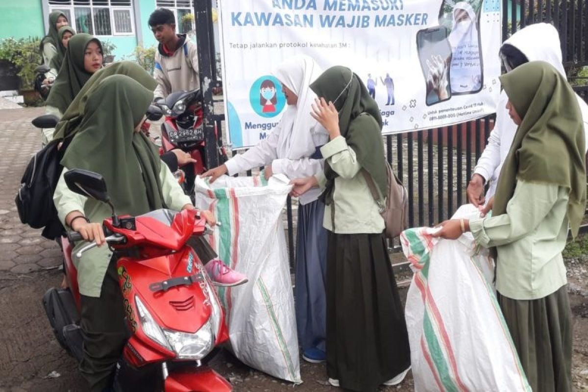 Saat sampah jadi tiket pulang sekolah bagi siswa SMAN 1 Sembalun, Lombok Timur