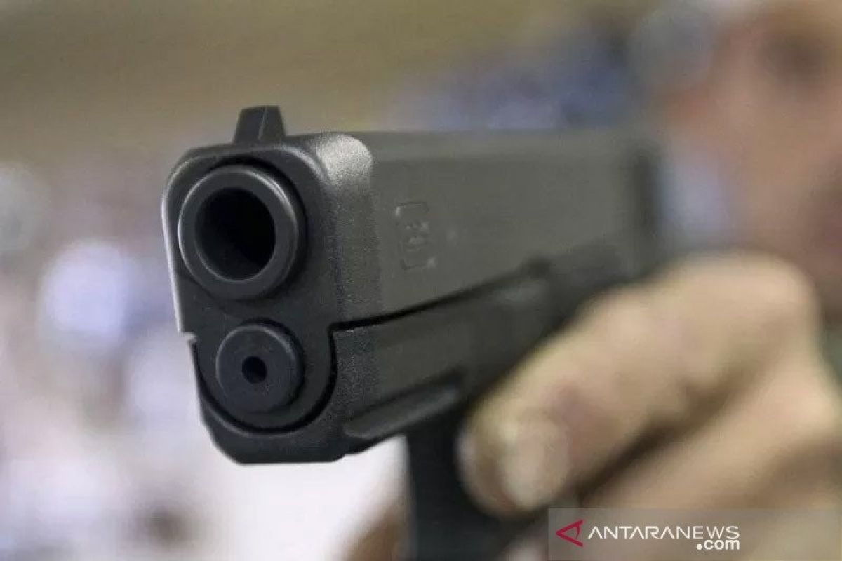 Polisi tangkap seorang pria paruh baya karena diduga todongkan senjata api