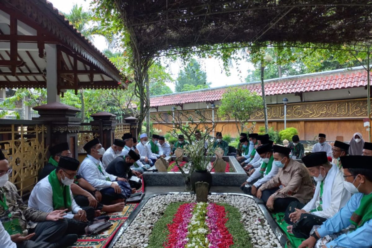 Pengurus PBNU dan PWNU se-Indonesia kunjungi makam pendiri NU