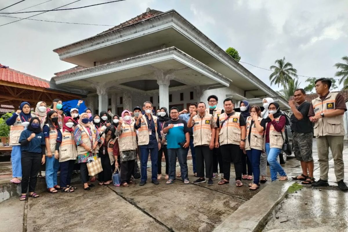 Puluhan mahasiswa UWKS bantu pemulihan pascabencana Gunung Semeru