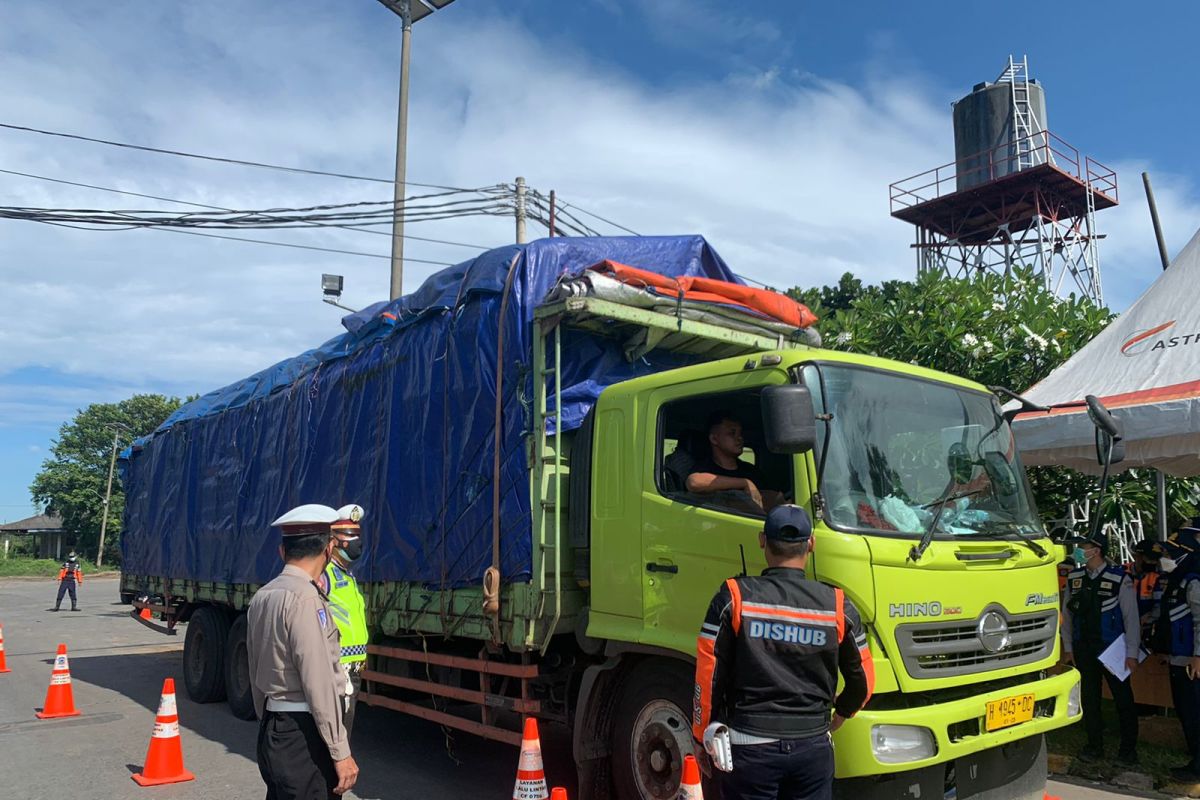 Petugas gabungan tertibkan kendaraan 'overload' di jalur Tol Tangerang-Merak